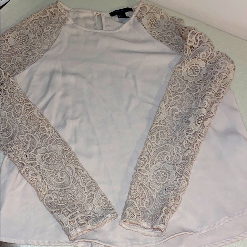 Small blouse with lace knit sleeves